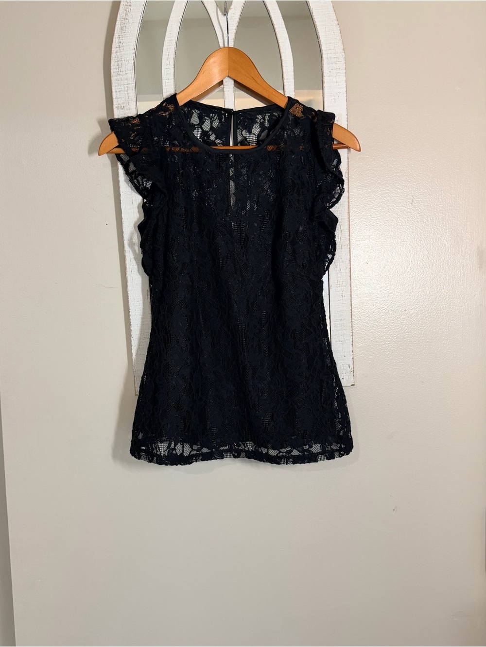 White House Black Market Black Lace Ruffle Cap Sleeve Keyhole Top Size 2